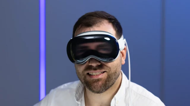 Apple может выпустить умные очки вместо бюджетной гарнитуры Vision Pro (1) Apple закрыла проект дешевой версии Vision Pro | DGL.RU