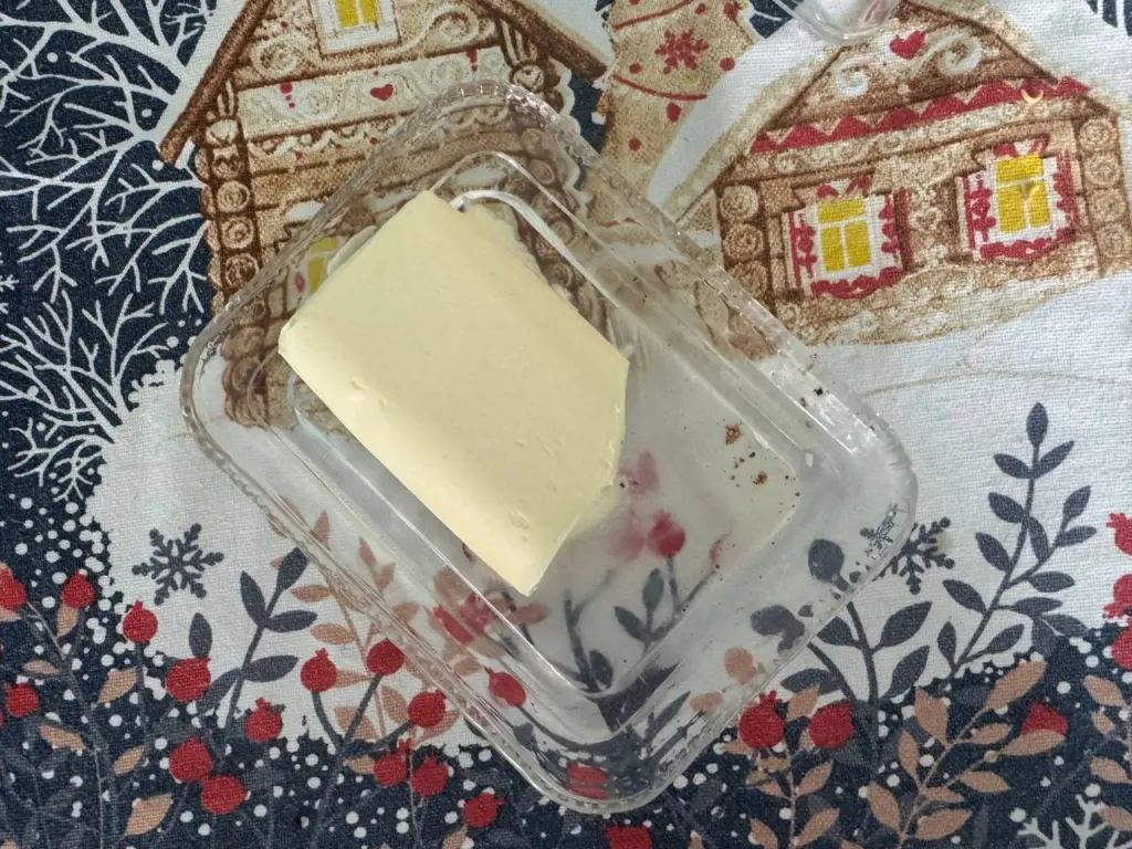 Сливочное масло не следует держать в холодильнике: как оно сохраняет свою мягкость в течение двух недель
