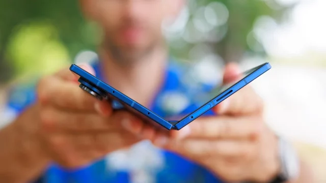 Битва титанов: Galaxy Z Fold 8 Wide выходит против iPhone Ultra. И Samsung уверена в победе Битва титанов: Galaxy Z Fold 8 Wide выходит против iPhone Ultra. И Samsung уверена в победе