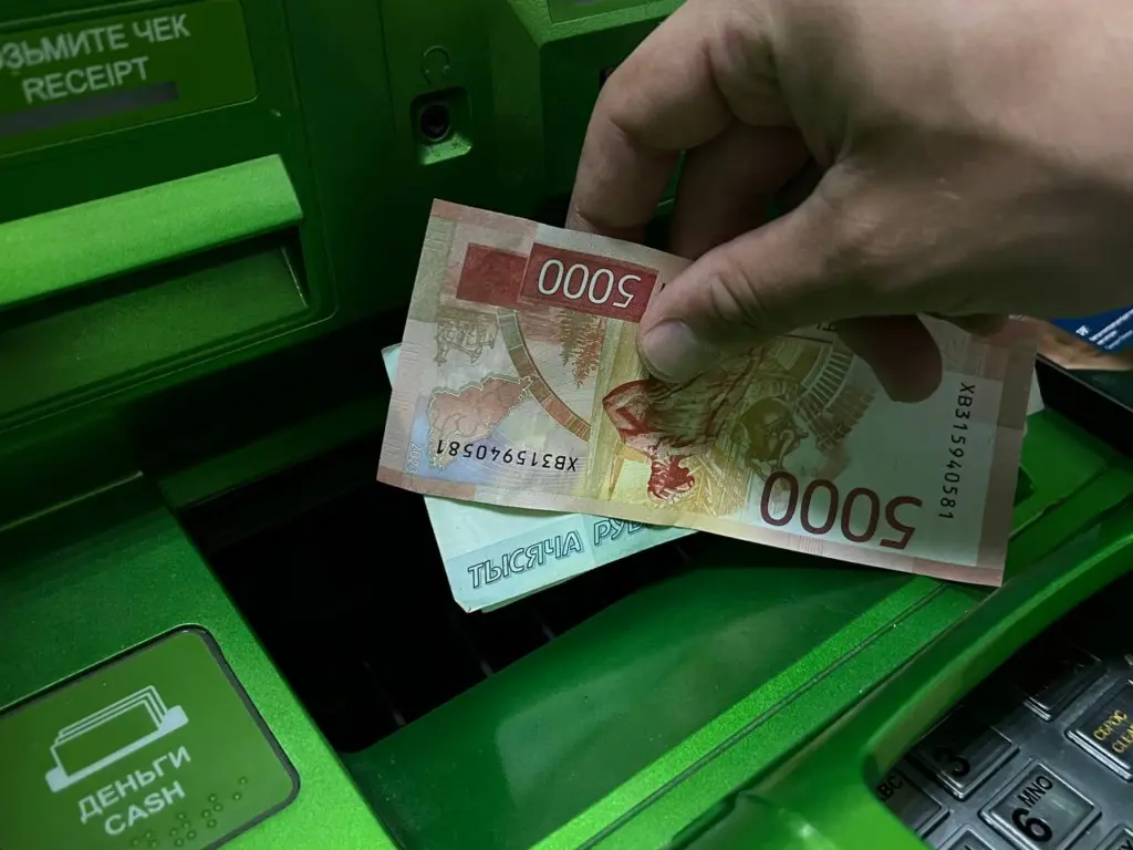 Забытая карта в банкомате — это уловка: МВД уведомило о новом методе
