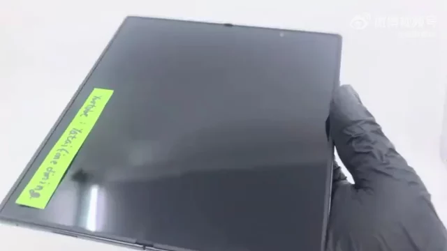 На просочившихся в сеть кадрах Samsung Galaxy Z Fold 8 Ultra видна едва заметная складка На просочившихся в сеть кадрах Samsung Galaxy Z Fold 8 Ultra видна едва заметная складка