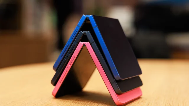 Samsung может убить линейку Galaxy Z Flip, но лучше бы ей скопировать идею у Huawei (2) Samsung рискует прекратить выпуск линейки Galaxy Z Flip, но разумнее было бы перенять концепцию у Huawei