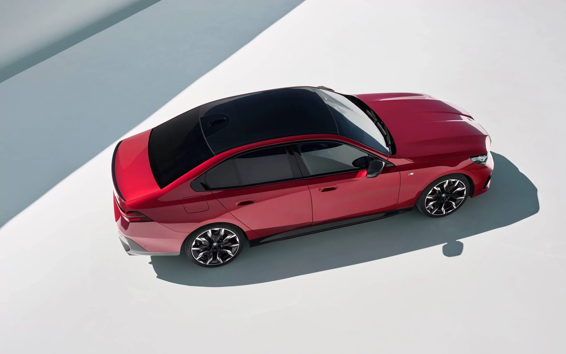 Представлено новое поколение BMW 5 Series. Впервые есть электрическая версия